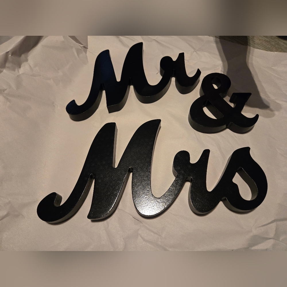 Mr & Mrs sign with just married banner